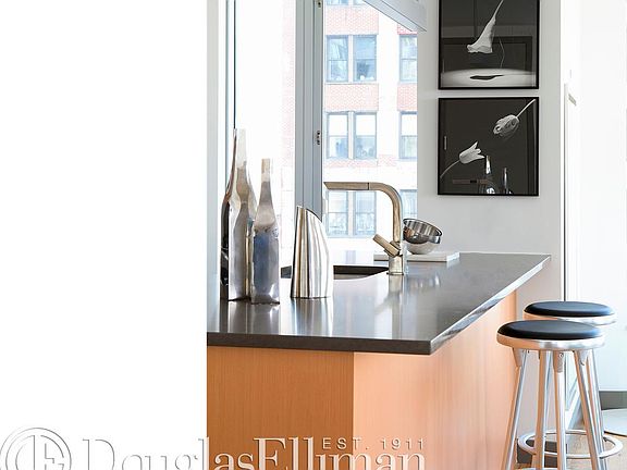 4th image of 8 Spruce St APT 12T