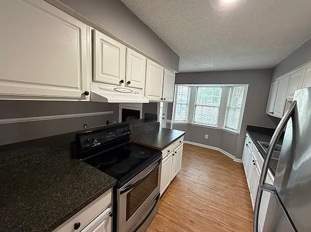 3 bed, 2.5 bath, 1385 sqft, $2,100 — Photo 2