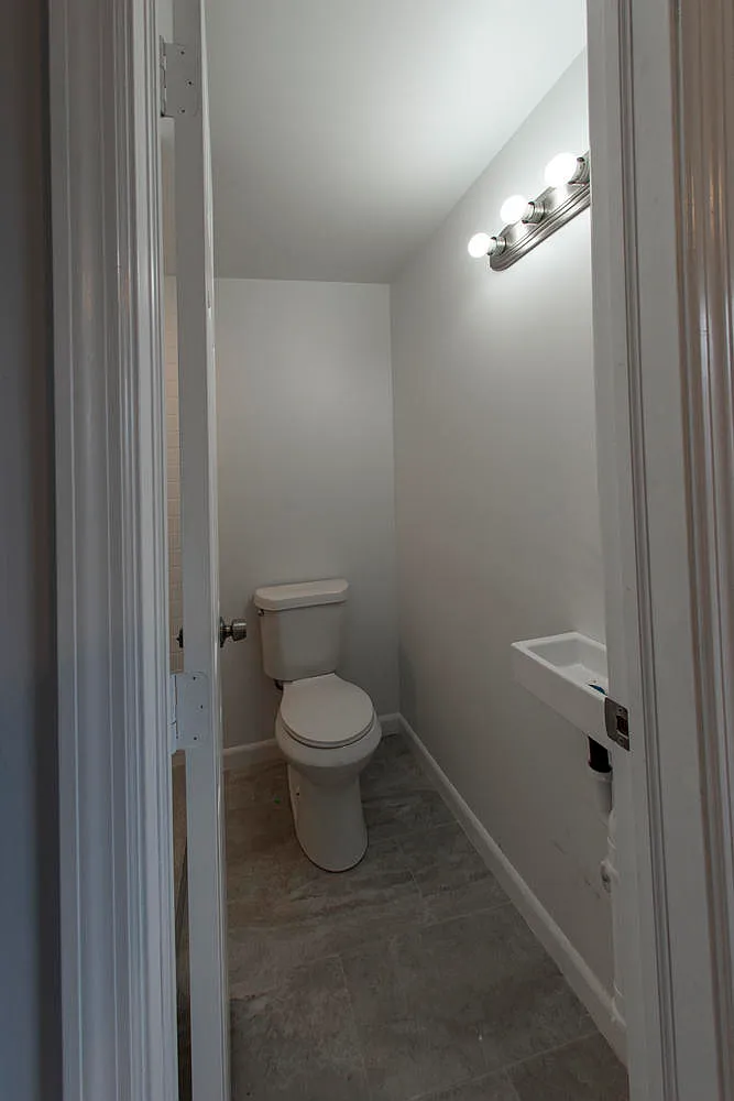3 bed, 1.0 bath, 1055 sqft, $1,349 — Photo 3