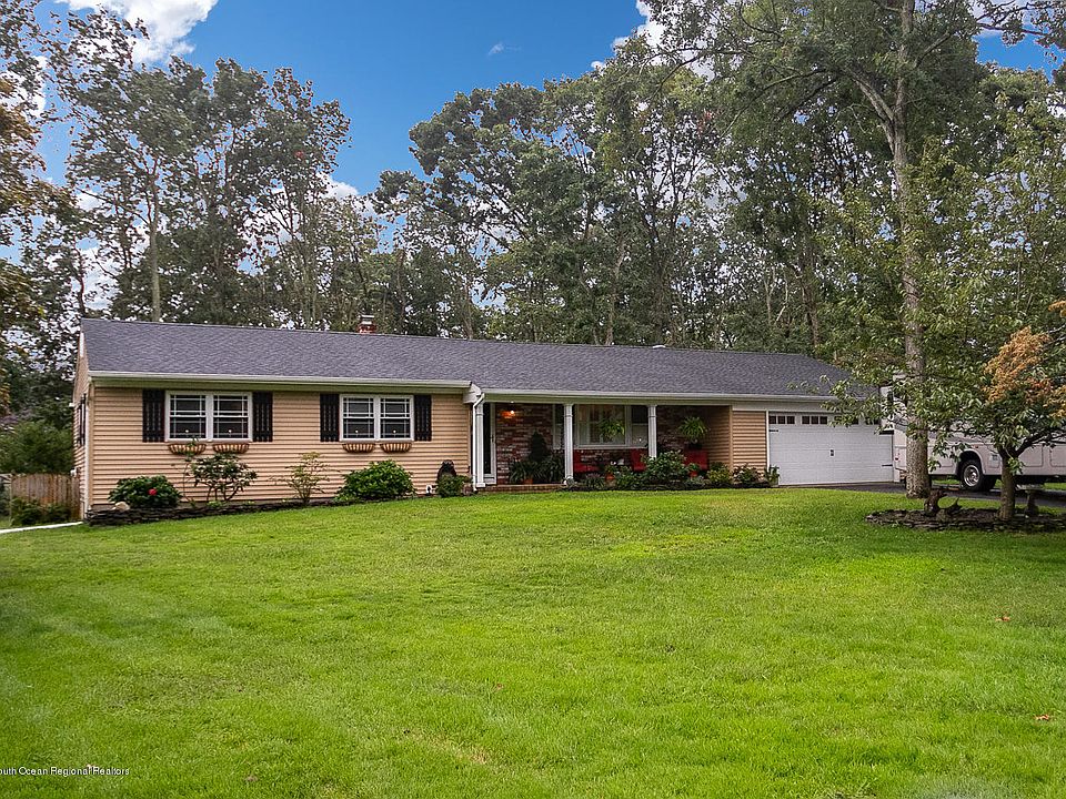 1st image of 833 Donegal Ct