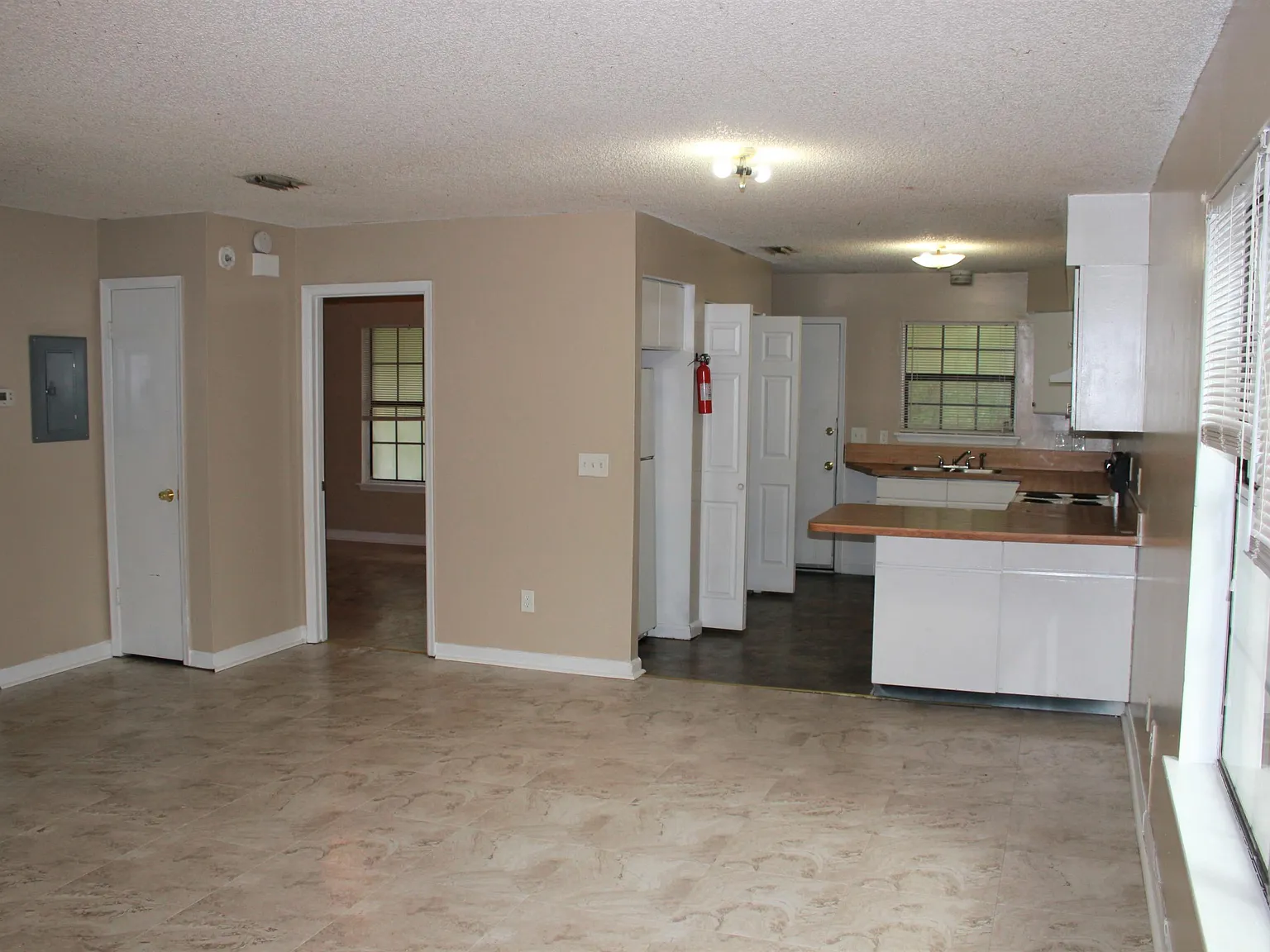2 bed, 1.0 bath, 945 sqft, $1,095 — Photo 1