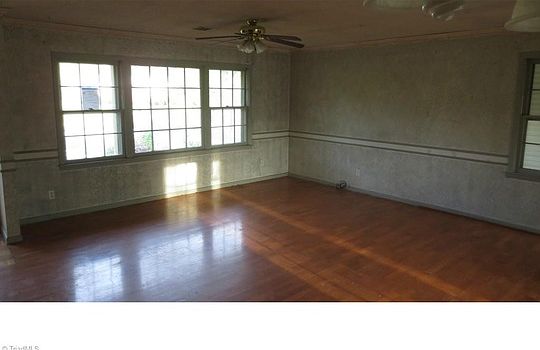 2nd image of 3815 Crescent Ave