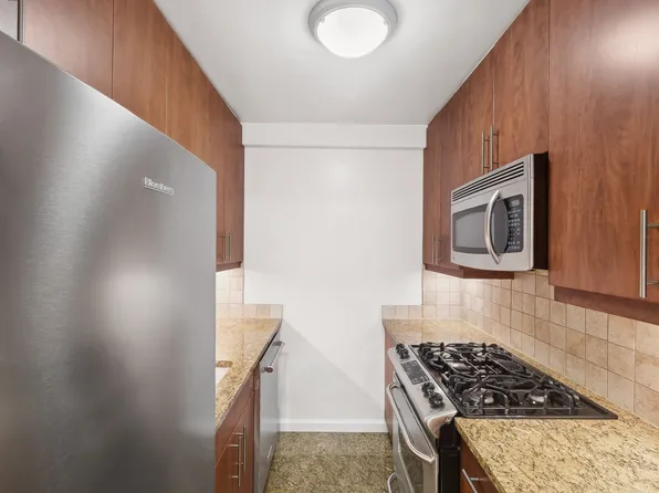 315 West 57th Street image 3 of 25