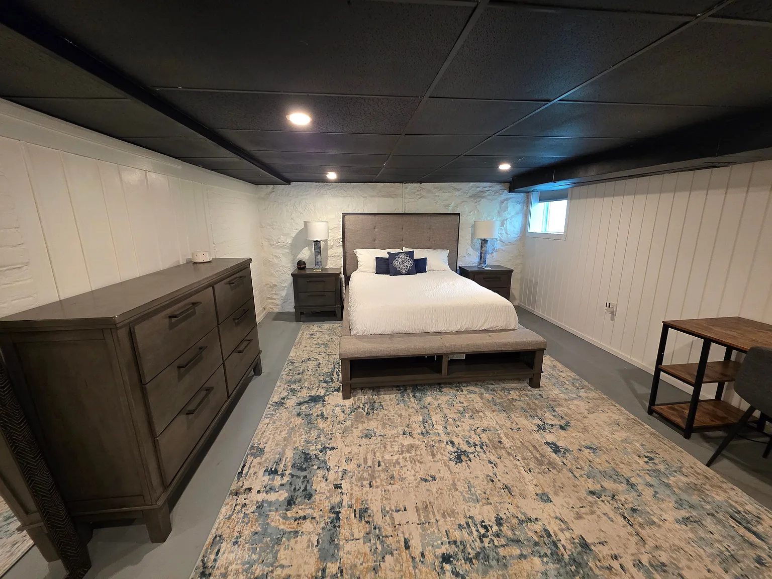 Updated Semi-basement Apartment — Photo 1