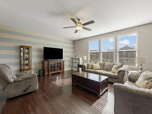 5th image of 2233 Olive Ln