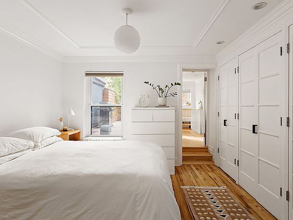 5th image of 659 De Graw St #1