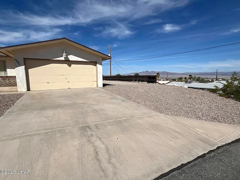 1241 Palmas Dr — Photo 2