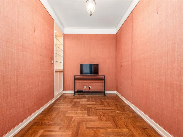 930 5th Avenue image 10 of 21