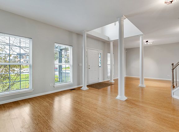 4th image of 380 Southwind Ct