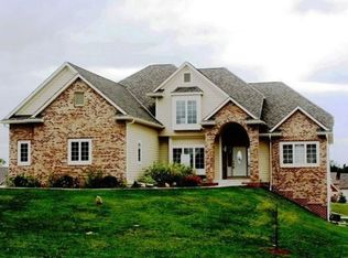 W217N5507 Taylors Woods Dr, Menomonee Falls, WI 53051