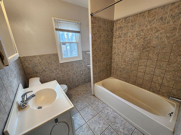 5th image of 81 Elmendorf St Unit 2