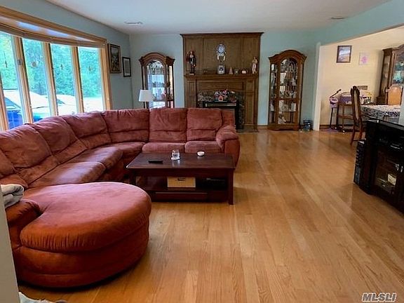 3rd image of 3 Grayon Dr