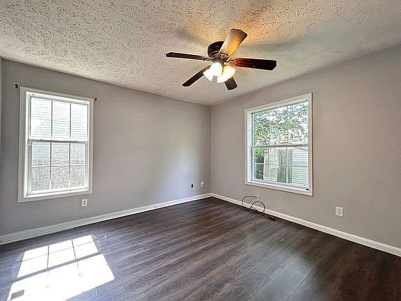 3rd image of 2725 Victoria Ave