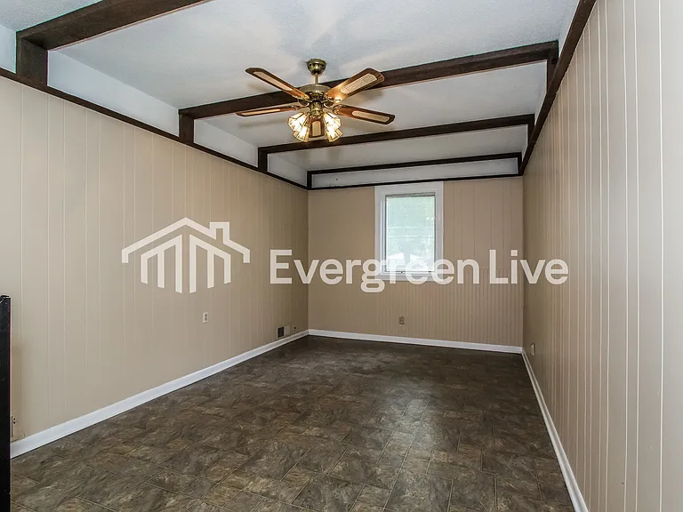 1413 Dogwood Ln — Photo 6
