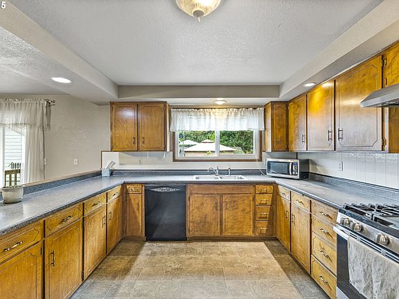 3rd image of 1290 Evergreen Ln