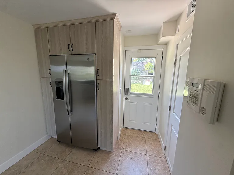 239 1/2 N Mayflower Ave — Photo 6