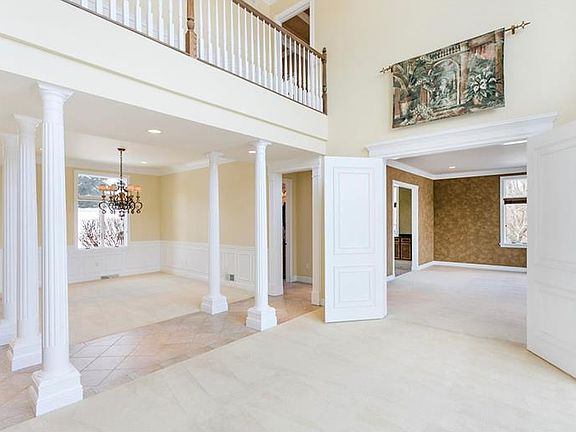 4th image of 915 Country Club Dr