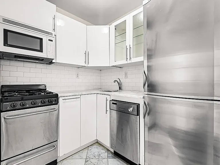 322 W 14th St #4G — Photo 2