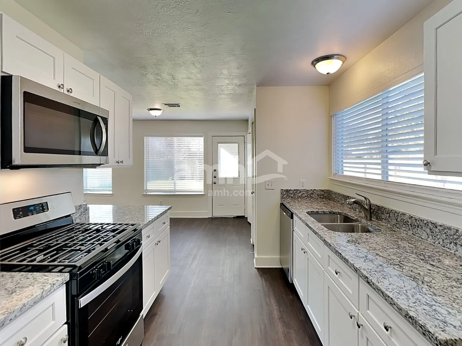 4 bed, 2.5 bath, 1820 sqft, $1,985 — Photo 3