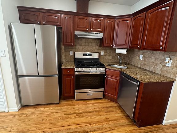 5th image of 142 Webster Ave APT 1L