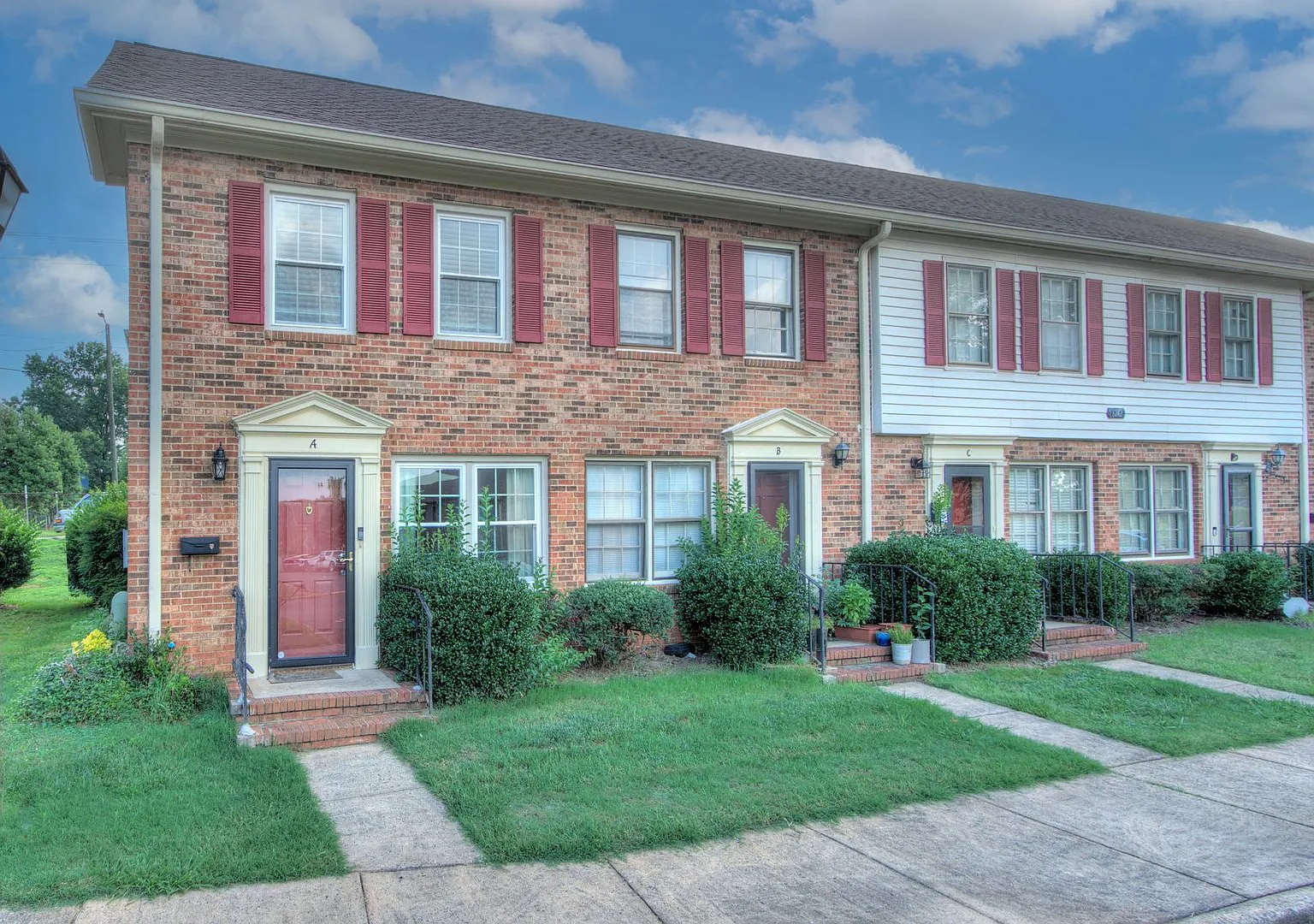 Move-in ready end-unit townhome-style condo for rent in the heart of LoSo — Photo 2