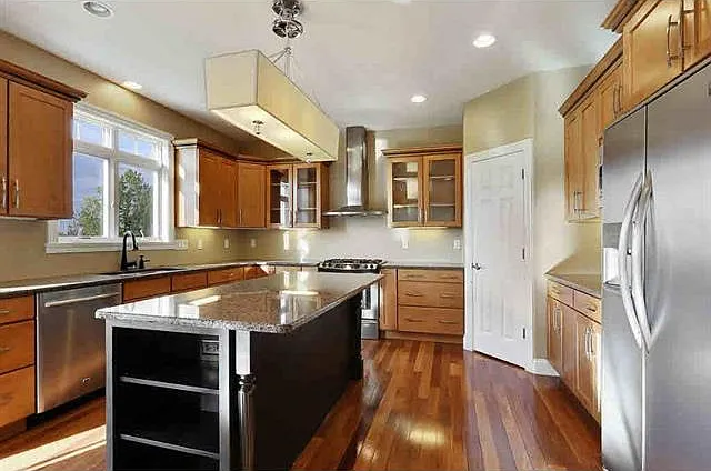 5 bed, 2.5 bath, 3164 sqft, $3,450 — Photo 4