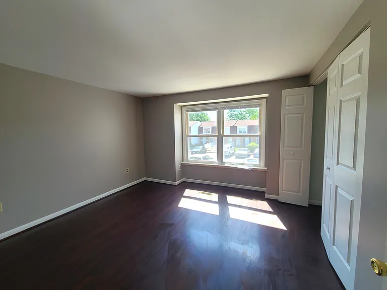 8401 Pioneer Dr — Photo 13