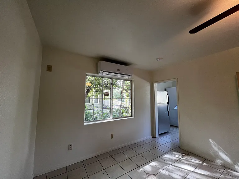 557 E Pasadena St #4 — Photo 6