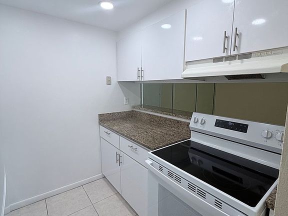 2nd image of 925 W Oak Ridge Rd APT C