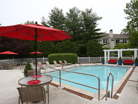 Pool & Lounge Chairs