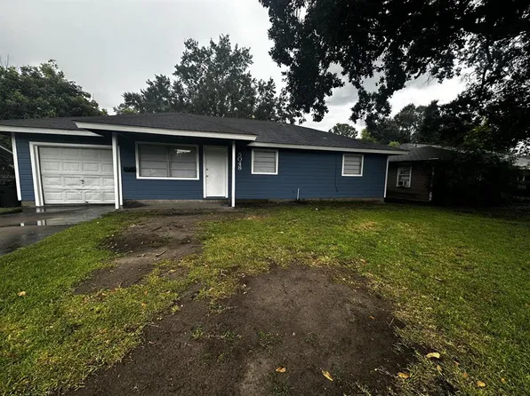 5048 34th St, Groves, TX 77619