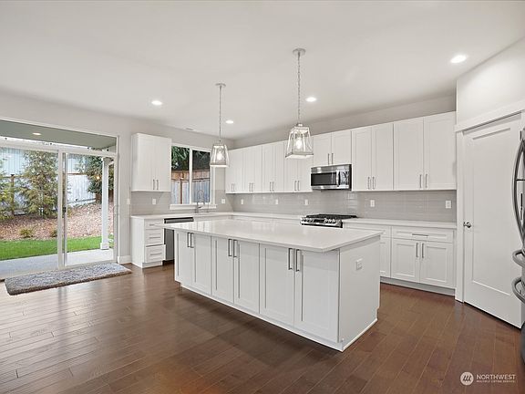 5th image of 810 Lincoln Avenue