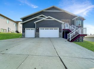 1208 6th St NE, Minot, ND 58703