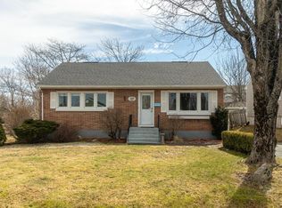 20 Avon Cres, Halifax, NS B3R 2E3