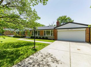 1717 Schuetz Rd, Saint Louis, MO 63146
