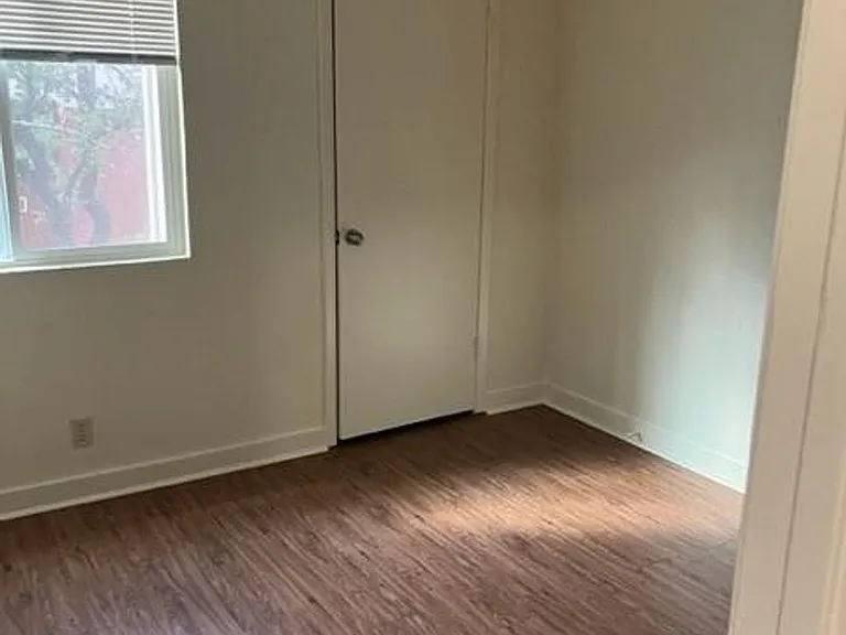 304 Algerita Dr — Photo 3