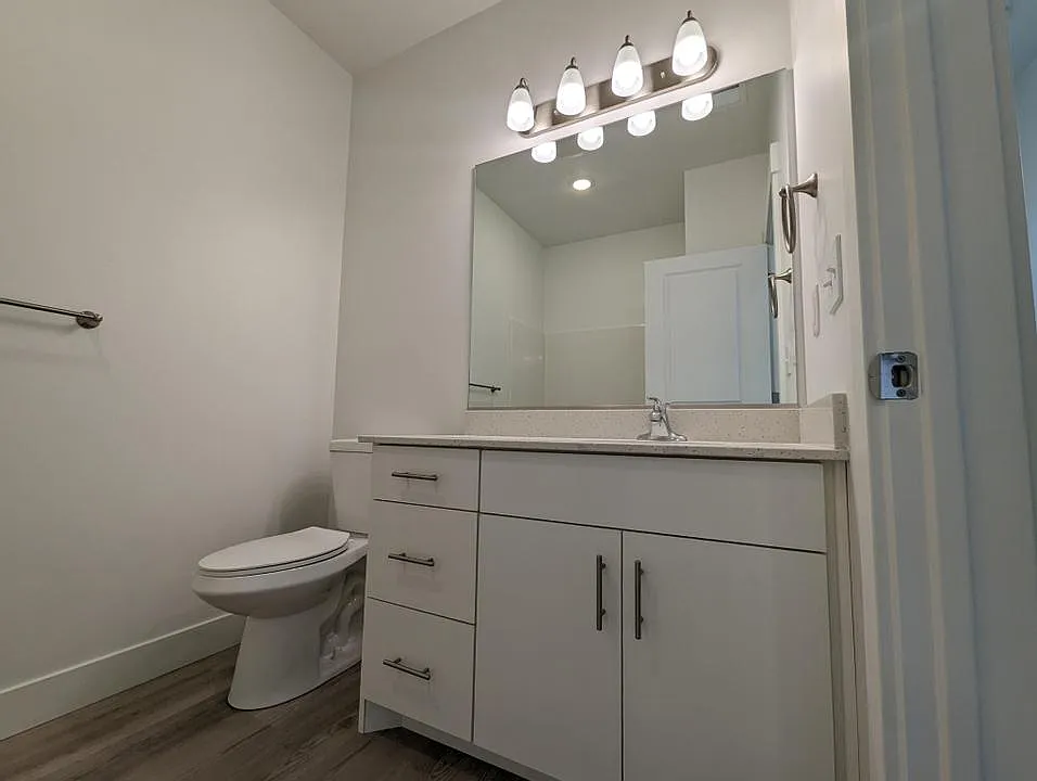 Building Photo - 472 W 40 S