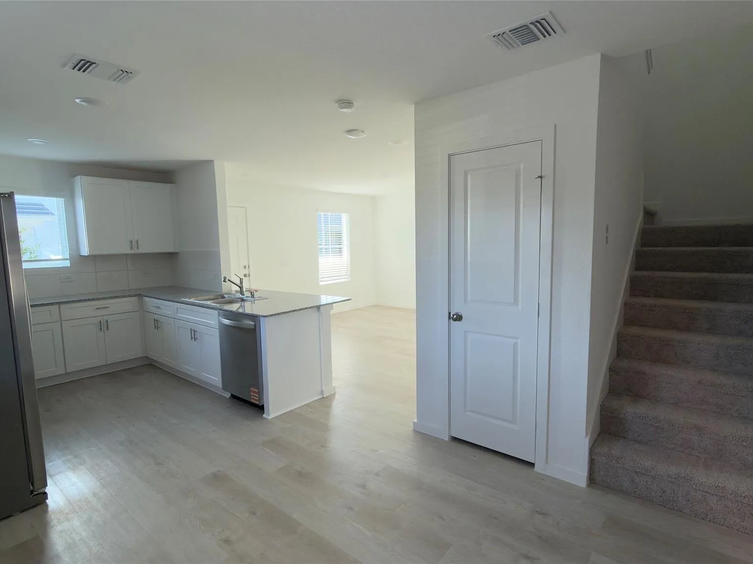 3 bed, 2.0 bath, 1353 sqft, $1,600 — Photo 3