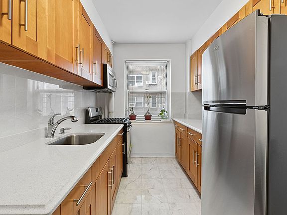 5th image of 550 Grand St APT H5a