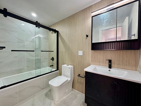5th image of 188 8th St APT 01R