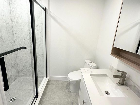 3rd image of 237 Lakeshore Rd E #4