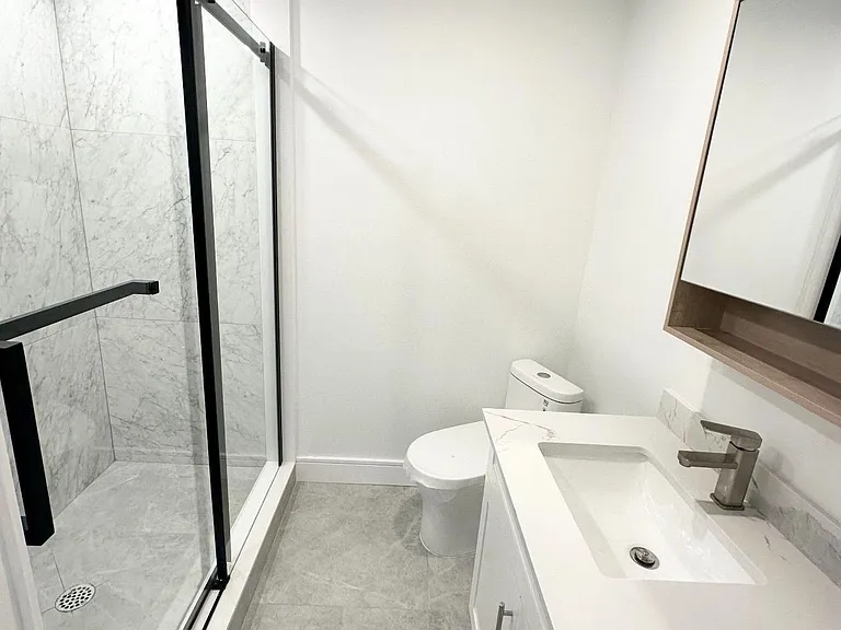 237 Lakeshore Rd E #4 — Photo 3