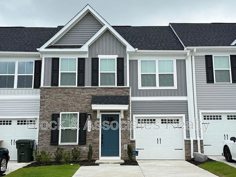 3 bed, 2.5 bath, $1,900 — Photo 1