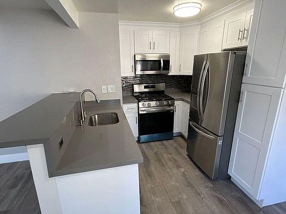 2nd image of 906 Burbank Dr APT 2