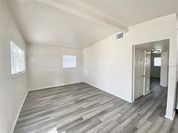3rd image of 924 25th St E