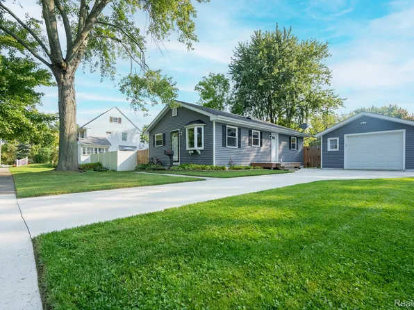 1417 New Hampshire Ave, Marysville, MI 48040