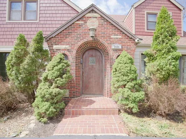 5404 Chadwick Rd, Fairway, KS 66205