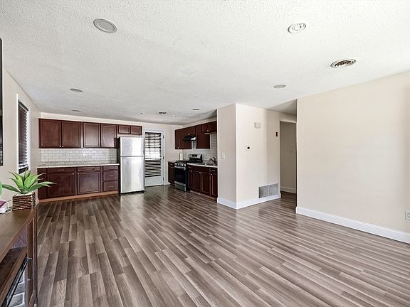 5th image of 9 Woodcliff St