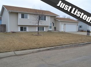 905 26 1/2 Ave NW, Minot, ND 58703