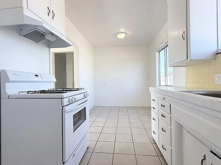 943 W 68th St #4 — Photo 10